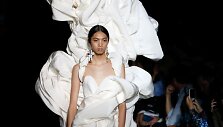 &bdquo;Schiaparelli&ldquo; 2019&ndash;2020 m. rudens ir žiemos auk&scaron;tosios mados kolekcijos modelis