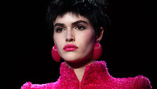 &bdquo;Armani Priv&eacute;&ldquo; 2015 m. rudens kolekcijos modelis
