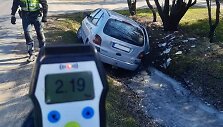 Kaune į griovį nulėlė girtos moters vairuojamas &bdquo;Renault&ldquo;