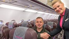 &bdquo;Wizz Air&ldquo; įgula pasitinka pirmąjį naują paslaugą i&scaron;bandžiusį keleivį Slawomirą Kozielį