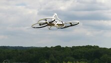 Dronas ant oro motociklo