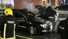 Klaipėdoje prie prekybos centro &bdquo;Lidl&ldquo; užsidegė trys greta vienas kito stovėję automobiliai