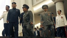 Kim Jong Unas su generolais