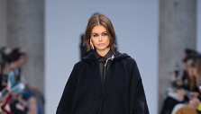&bdquo;Max Mara&ldquo; 2020&ndash;2021 m. rudens ir žiemos kolekcijos modelis