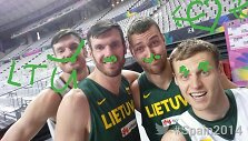 Lietuvos krep&scaron;inio rinktinės žaidėjų linksma fotosesija: broliai Darju&scaron;as ir K&scaron;i&scaron;tofas Lavrinovičiai, Donatas Motiejūnas ir Martynas Pocius