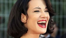Asia Argento &scaron;venčia 38-ąjį gimtadienį