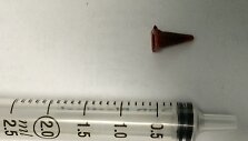 I&scaron; plaučio i&scaron;trauktas žaislinis kūgelis &scaron;alia 2,5 ml tūrio &scaron;virk&scaron;to