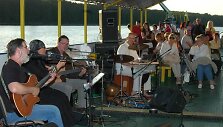 Muzikuojantis keltas vėl kviečia klausytis muzikos ant vandens.