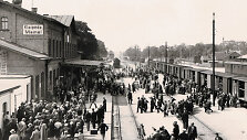 1934 m. rugpjūčio 9 d. Klaipėdos geležinkelio stotis - ekskursijos i&scaron; visos Lietuvos atvyksta į Jūros dieną. 2004 m. leidinio &bdquo;Jūros &scaron;ventė&ldquo; (&bdquo;Libra Memelensis&ldquo;) nuotr.
