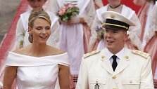 Kunigaik&scaron;tienė Charlene ir kunigaik&scaron;tis Albertas II vestuvių ceremonijos metu