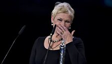 Britų aktorės Dame Judi Dench emocijos sužinojus apie jai skirtą apdovanojimą.
