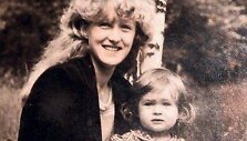 O.Pikul-Jasaitienė su mama vaikystėje