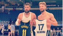 Jonas Valančiūnas ir Domantas Sabonis apsikeitė mar&scaron;kinėliais po rungtynių