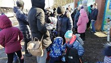 Į Rusiją i&scaron; Donbaso atvykę pabėgėliai nebuvo niekur apgyvendinti ir visą naktį &scaron;alo autobusuose