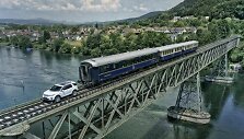  &bdquo;Land Rover Discovery Sport&ldquo; tempia traukinį