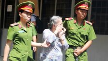 Vietnamo policija veda suimtąją