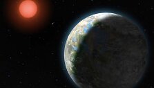 &bdquo;Gliese 581 b" planeta, viena i&scaron; &scaron;e&scaron;ių žvaigždės &bdquo;Gliese 581" planetų. Lindy Elkins-Tanton ir jos kolegų sukurti modeliai verčia daryti i&scaron;vadą, kad jeigu planeta pasižymi uolėtu pavir&scaron;iumi, joje prakti&scaron;kai i&scaron; karto po planetos atsiradimo susiformuodavo nedidelis vandenynas.