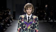 &bdquo;Dries Van Noten&ldquo; 2019&ndash;2020 m. rudens ir žiemos kolekcijos modelis