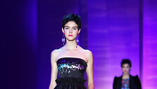 &bdquo;Armani Priv&eacute;&ldquo; 2015 m. rudens kolekcijos modelis