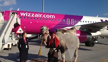 Pirmas &bdquo;Wizz Air&ldquo; skrydis į Dubajų &ndash; su kupranugario palyda
