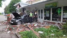 Į kavinę įvažiavęs automobilis