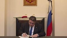 Linas Linkevičius pasira&scaron;ė Rusijos ambasados Vilniuje užuojautų knygoje