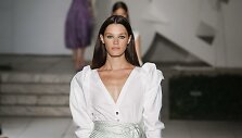 &bdquo;Carolina Herrera&ldquo; 2018 m. pavasario ir vasaros kolekcijos modelis