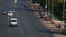 Naktimis dirbantys kelininkai kauniečių pra&scaron;o Jonavos gatvėje nepalikti automobilių