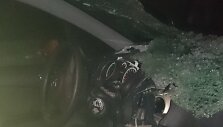Nukritusio ledo luito sudaužytas automobilis