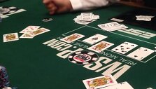 Dvi damos ant pokerio stalo WSOP
