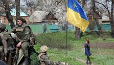 Mergina žiūri į Ukrainos karius Kramatorsko mieste