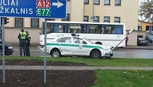 Kelmėje buvo taranuotas policijos automobilis
