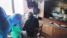 Ketvirtadienį talkininkai i&scaron; vieno senolio kambario i&scaron;ne&scaron;ė dar 10 tūkst. litrų atliekų mai&scaron;ų.