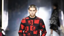 &bdquo;Versace&ldquo; 2019&ndash;2020 m. rudens ir žiemos kolekcijos modelis