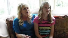 Alana Saarinen (de&scaron;inėje) su viena i&scaron; dviejų motinų