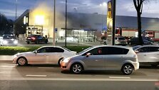 Klaipėdoje prie prekybos centro &bdquo;Lidl&ldquo; užsidegė trys greta vienas kito stovėję automobiliai