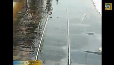 Vandens apsemti traukinio bėgiai.