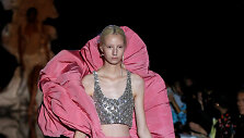 &bdquo;Schiaparelli&ldquo; 2019&ndash;2020 m. rudens ir žiemos auk&scaron;tosios mados kolekcijos modelis