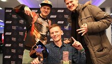 Vladas Tama&scaron;auskas (centre) su bičiuliais / pokerstarsblog.com nuotr.