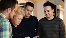 Prezidentė Dalia Grybauskaitė susitiko su programos &bdquo;Pixelmator" kūrėjais, o susitikimo metu i&scaron;bandė jų produktą ir redagavo paveikslėlį.