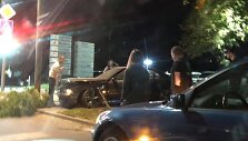 Kaune jaunos merginos vairuojamas BMW nulėkė nuo kelio