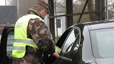VSAT pareigūnas tikrina automobilio dokumentus