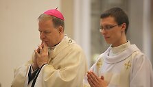 Arkivyskupas Gintaras Gru&scaron;as (kairėje)