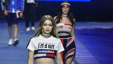 &bdquo;Tommy Hilfiger&ldquo; kolekcijos modelis