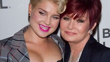 Kelly Osbourne (kairėje) su mama Sharon