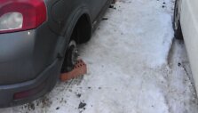 Neseniai be visų 4 ratų ratų Fabijoni&scaron;kių gale buvo paliktas apynaujis &bdquo;Volvo C30&ldquo; hečbekas.