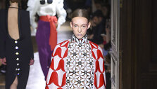 &bdquo;Valentino&ldquo; 2020 m. pavasario ir vasaros kolekcijos modelis
