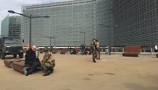Karinis transportas prie Europos Komisijos pastato Briuselyje