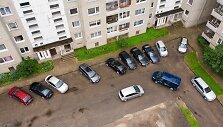 Automobiliai prie daugiabučių