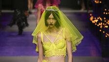 &bdquo;Versace&ldquo; 2023 m. pavasario ir vasaros kolekcijos modelis